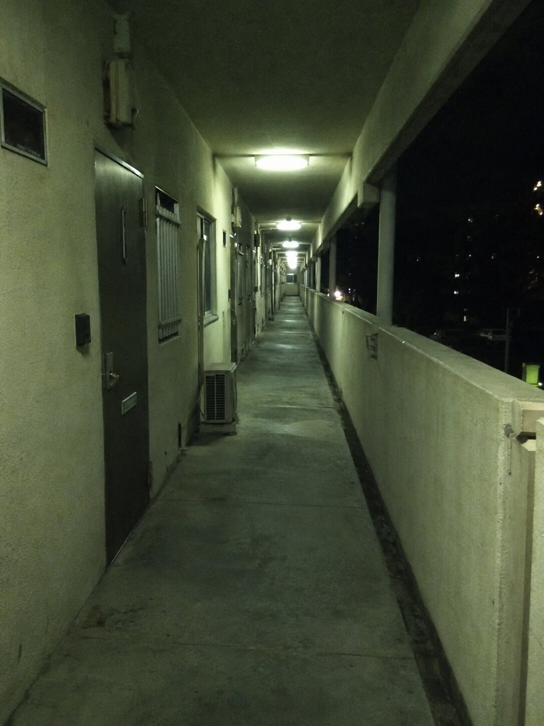 K団地4号棟の廊下の照明に関する奇妙な記録