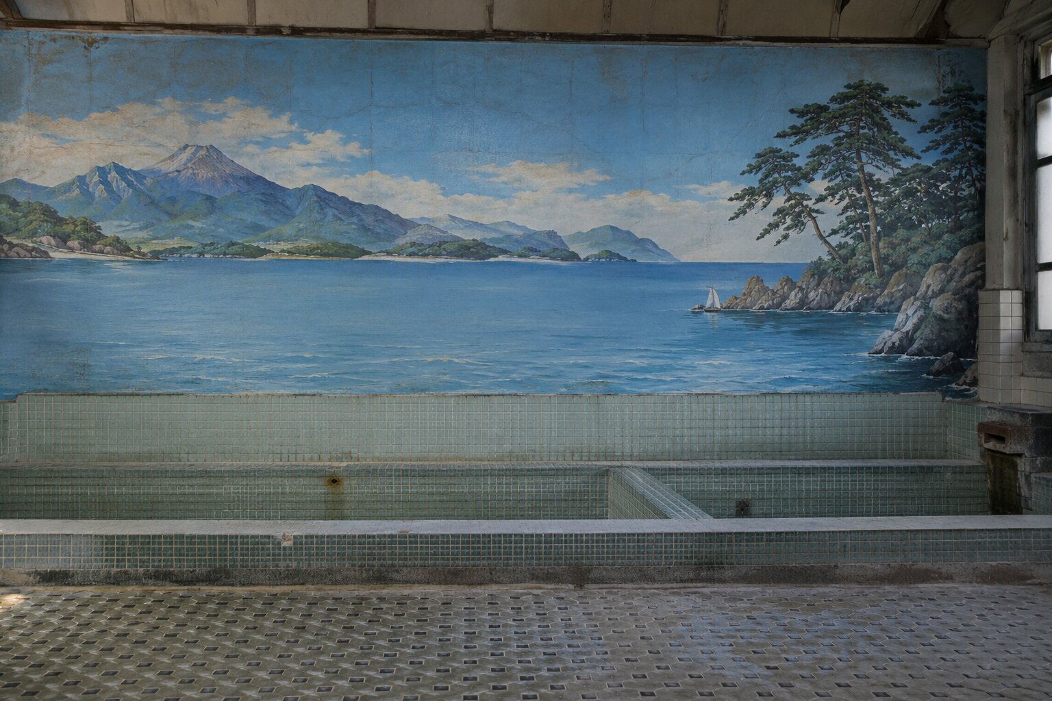 柳湯の男湯の壁の絵に関する奇妙な記録