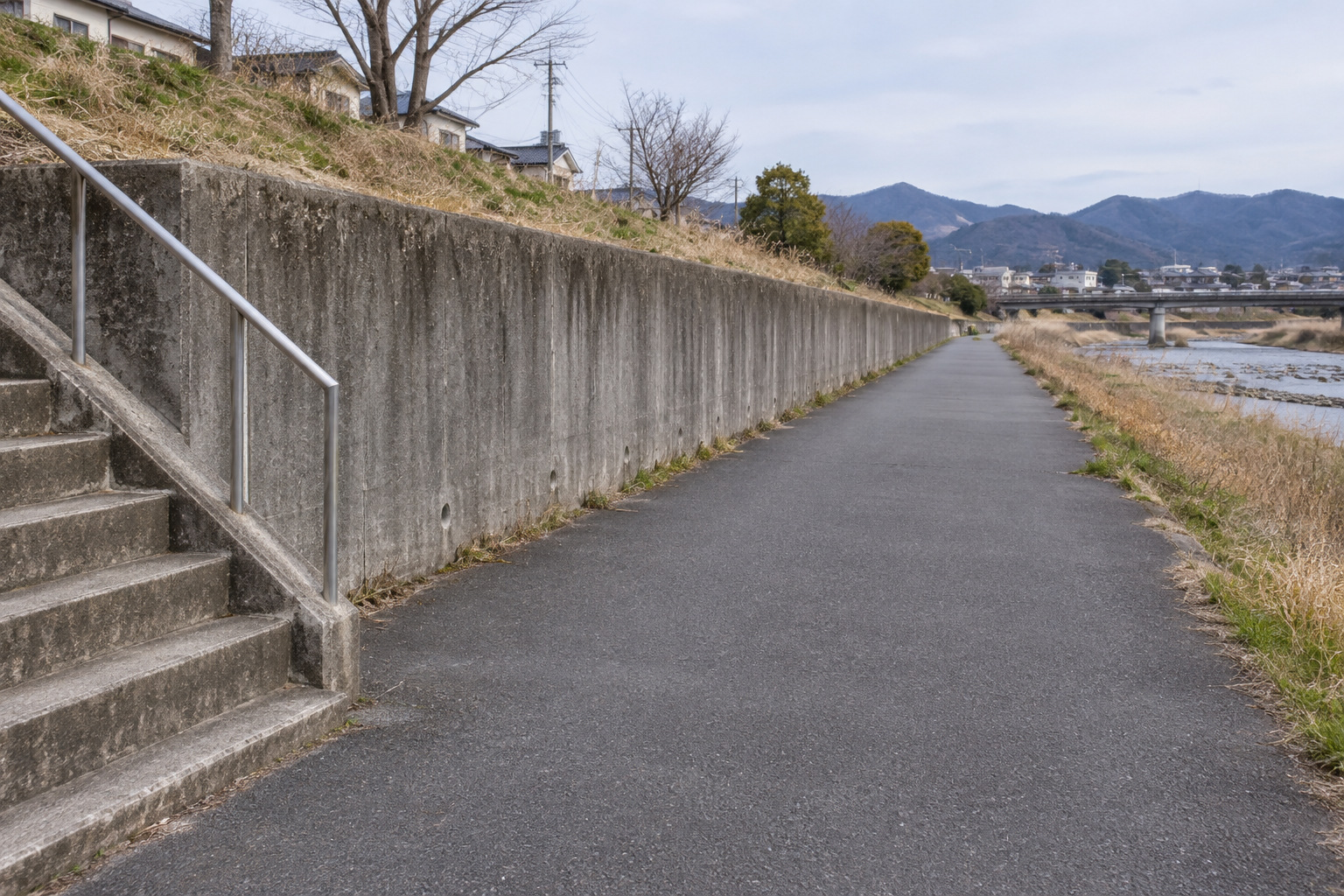 柳瀬川の遊歩道の壁に関する奇妙な記録